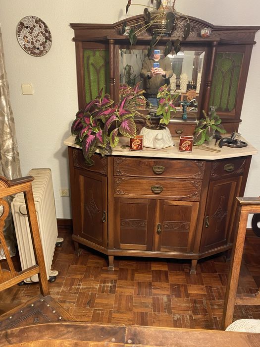 Mobilia sala muito bonita e em excelente estado