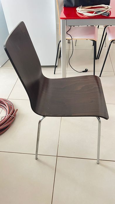 3 cadeiras castanhas