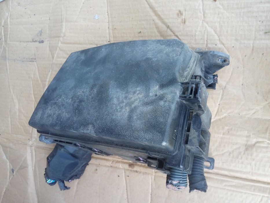 toyota AURIS II 13-18 1,4 d-4d 90 km SKRZYNKA BEZPIECZNIKÓW