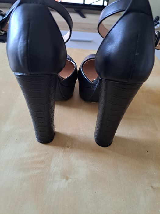 Sapatos de salto alto