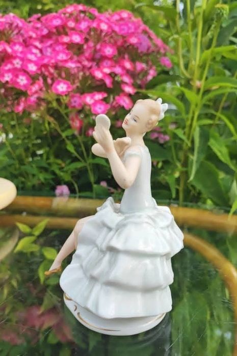 kolekcjonerska figurka porcelanowa „Baletnica z lusterkiem” Wallendorf