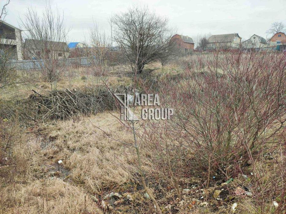 Продаж земельної ділянки під житлову забудову поблизу міста.
