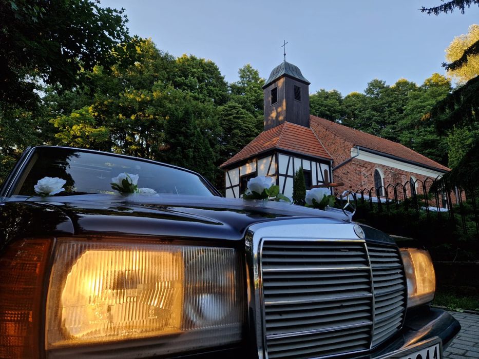 Czarny Mercedes w123