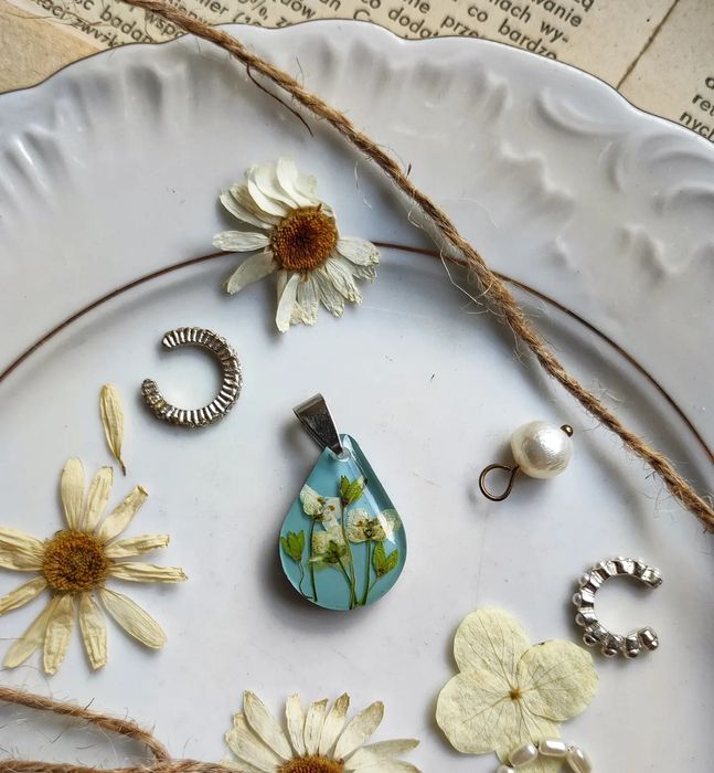 Wisiorek zawieszka żywica ze smagliczką