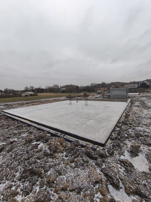 Sprzedam działkę z rozpoczętą budowa dwóch domów jednorodzinnych