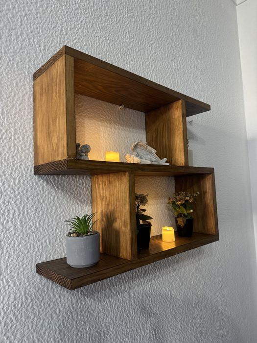 Prateleira de madeira artesanal com design moderno