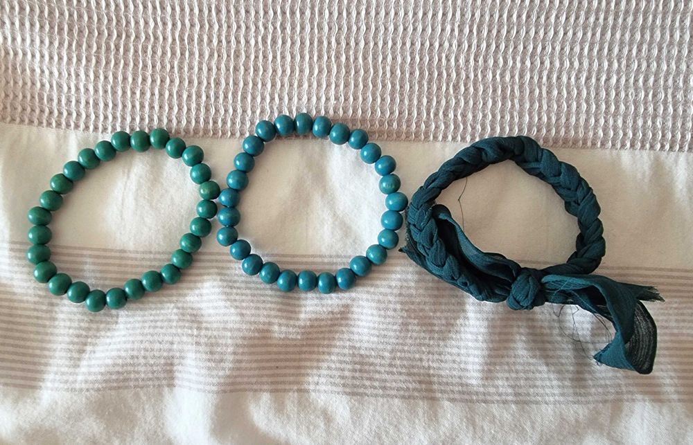 Conjunto de três pulseiras em tons de verde/ azulado