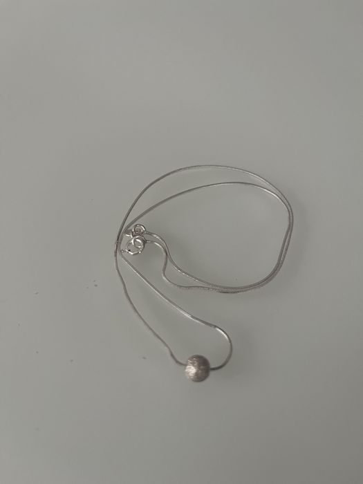 Srebrny łańcuszek z zawieszką w kształcie kuleczki