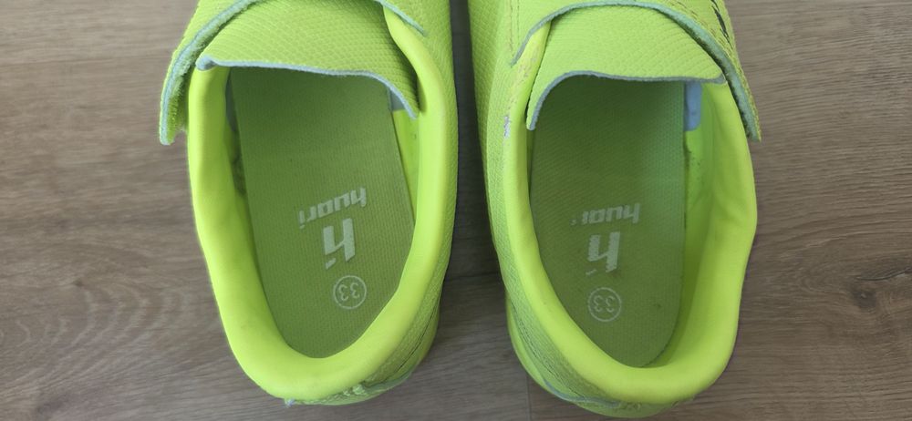 Dziecięce halówki, buty do piłki nożnej 33