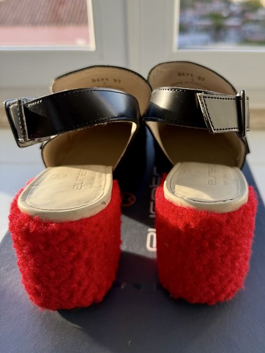 Sapatos abertos em pele da Eureka