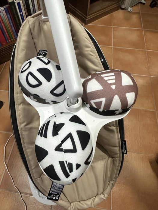 Esperguiçadeira Mamaroo 4Moms