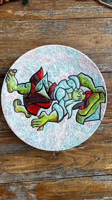 Prato decorativo de cerâmica pintado a mão e assinado por Zé Augusto