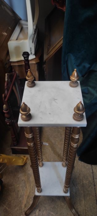 Kwietnik postument marmur drewno