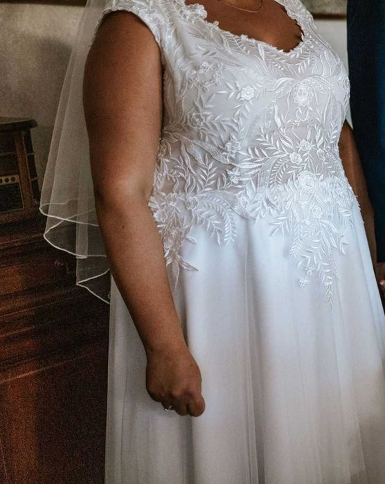 Suknia ślubna z welonem