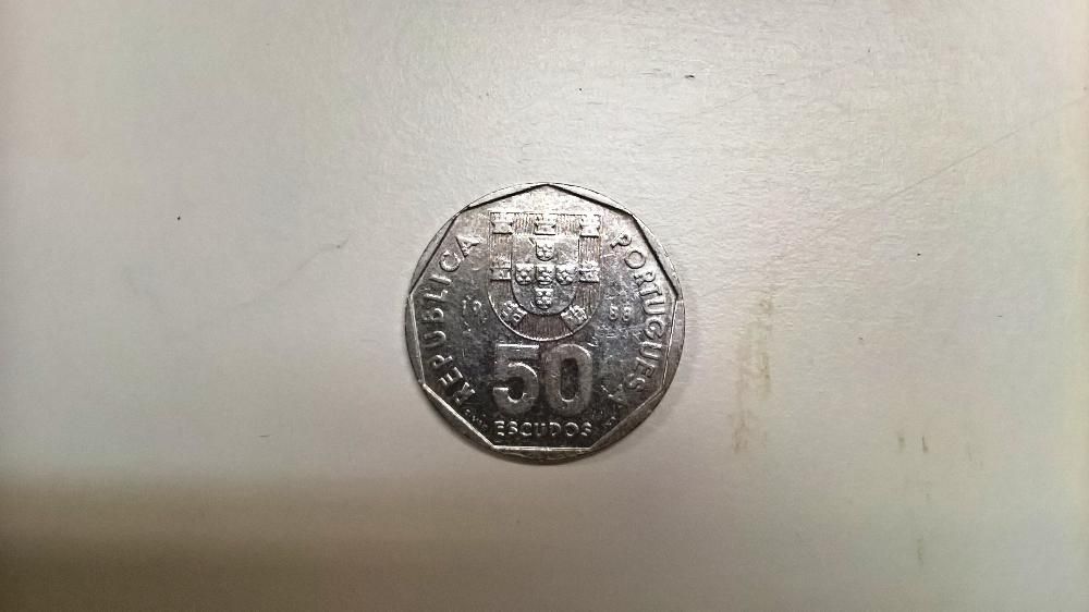 Conjunto de moedas e notas de escudos Portugueses