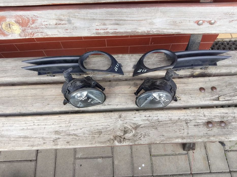 AUDI A3 8P mały grill kratka zderzaka prawa lewa halogeny