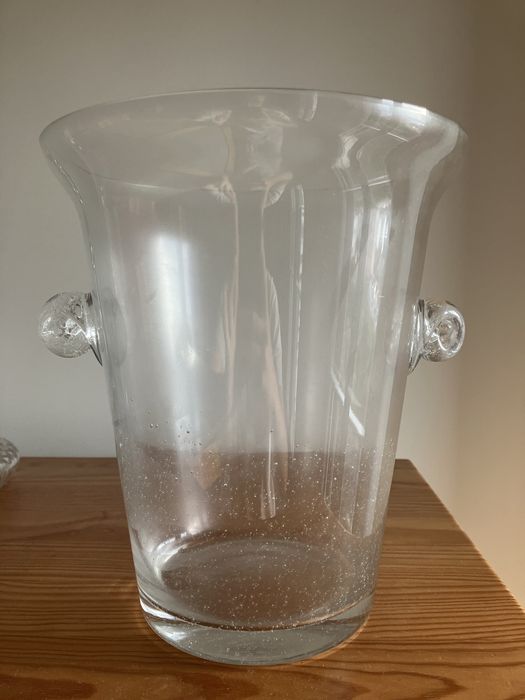 Vista alegre garrafas e balde para gelo