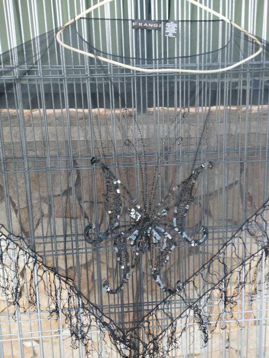 Xaile negro com borboleta em lantejoulas