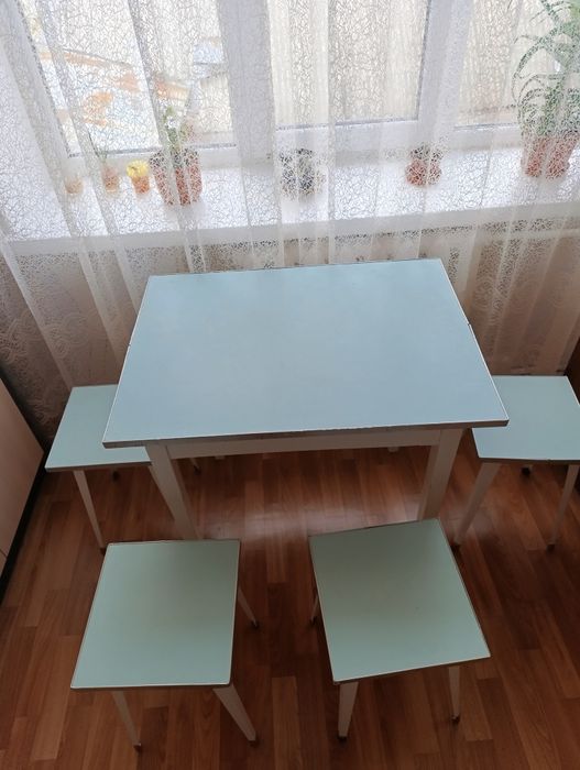 Кухонний стіл і 4 стільці.