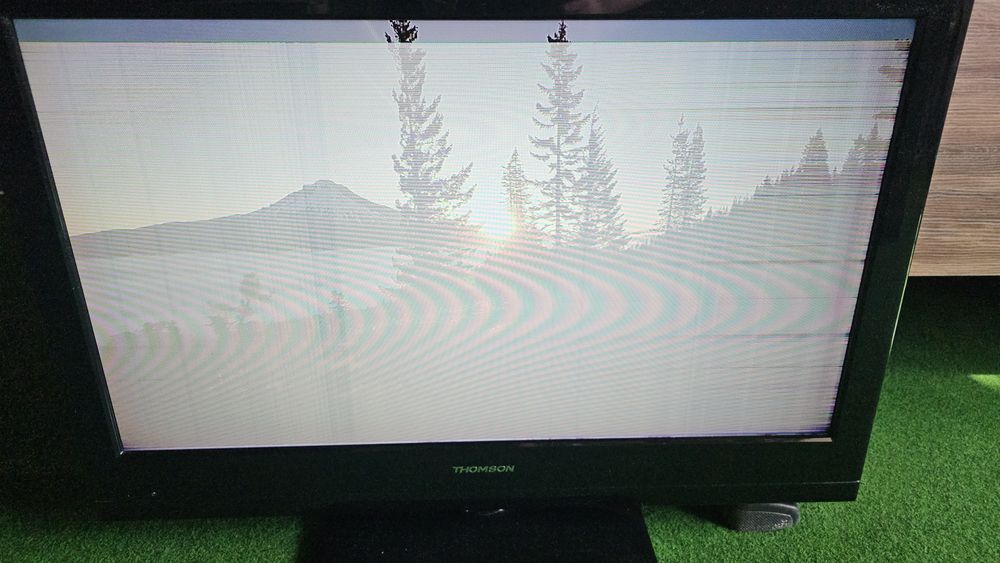 Telewizor Thomson 32HS3246C - 32 cale - uszkodzony - Brak pilota