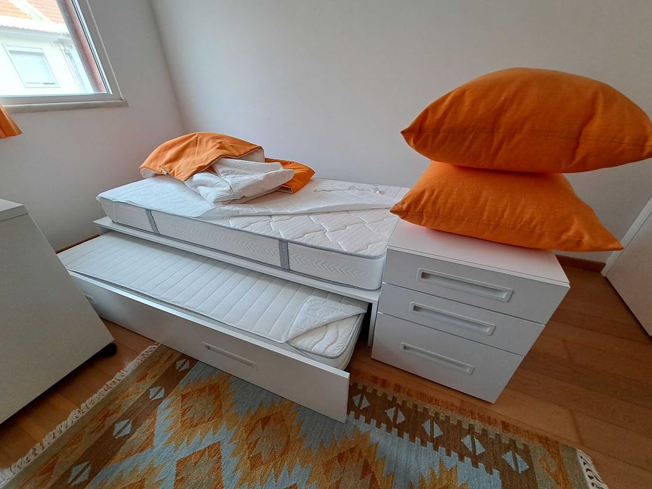 Cama solteiro c/ cama-gavetão + colchões e módulo gavetas - novo