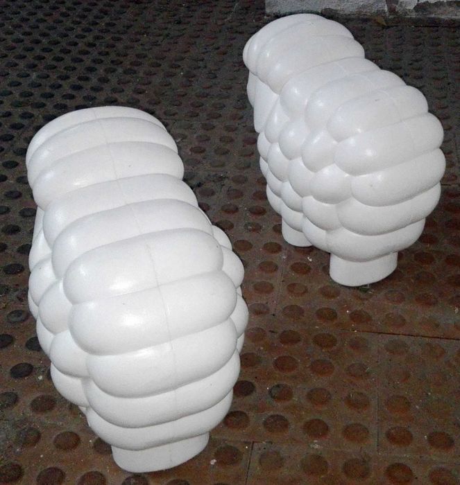 Ovelhas brancas em plástico