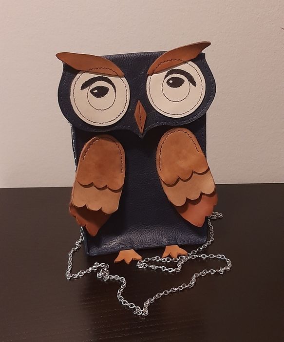 Mala em pele em forma de mocho