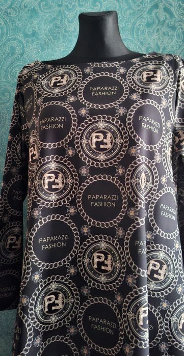 Czarna tunika z ciekawym printem Papaeazzi  Fashion 44/XXL