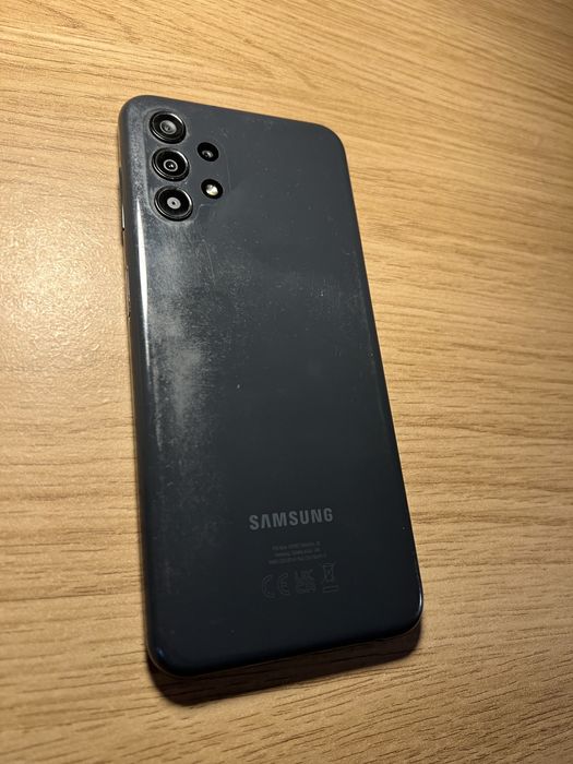 Samsung A13 com algumas marcas de uso