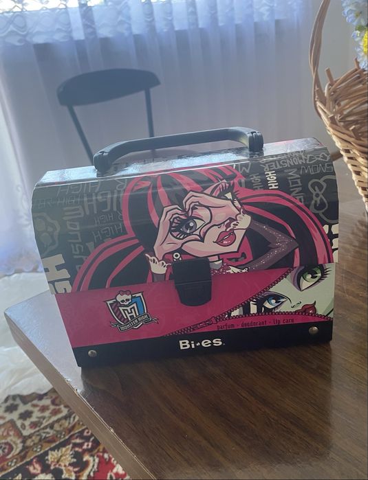 kuferek po kosmettykach monster high