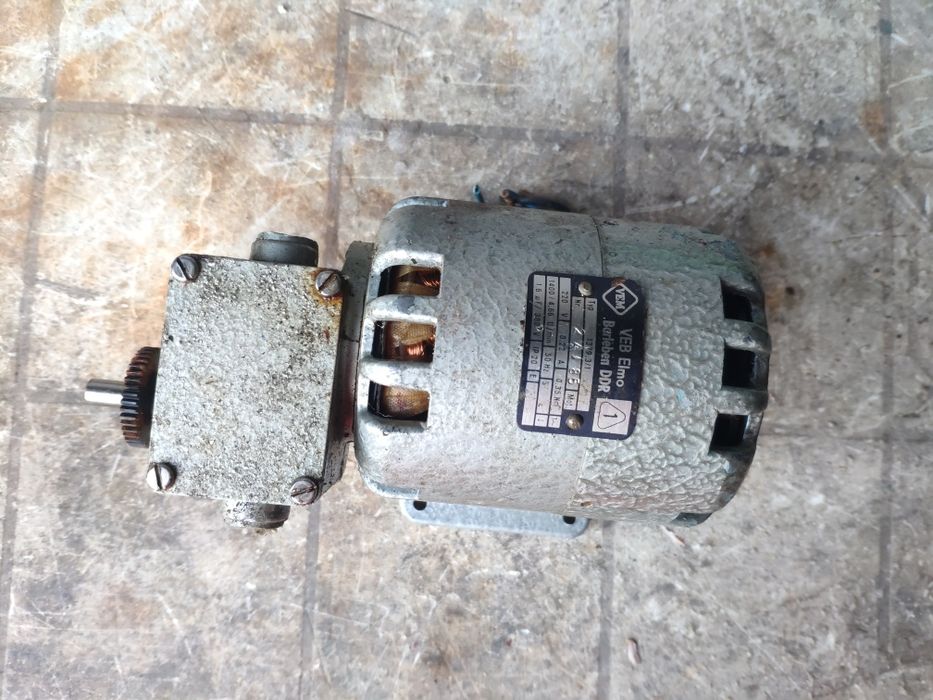 Silniczek z przekładnia mały 220-230v 0.22A