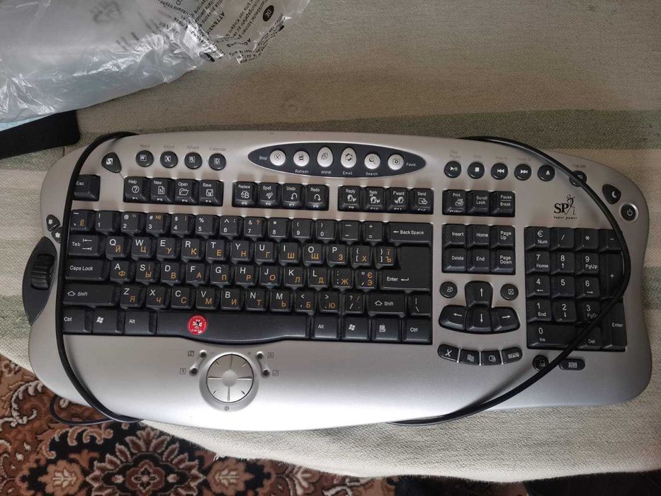 Комп'ютер: монітор, системний блок, клавіатура, миша.