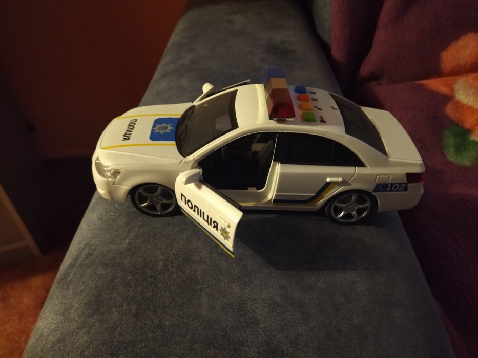 Продам полицейскую машину ,имитирует сигнали полицейского авто