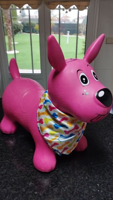 Cão /brinquedo em borracha, para crianças até aos 5 anos.