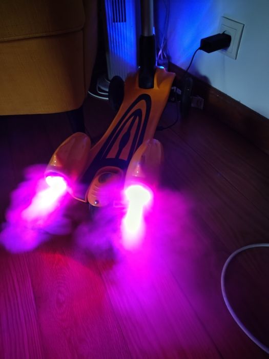Trotinete 3 rodas com música,leda e sai fumo