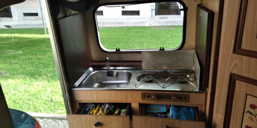 Autocaravana Mitsubishi L300: 2 camas de casal, 6 lugares de livrete