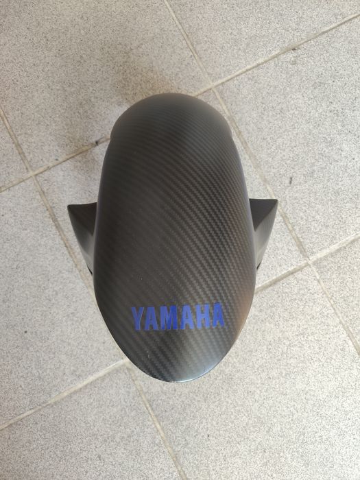 Guarda lamas frontal R1  em carbono