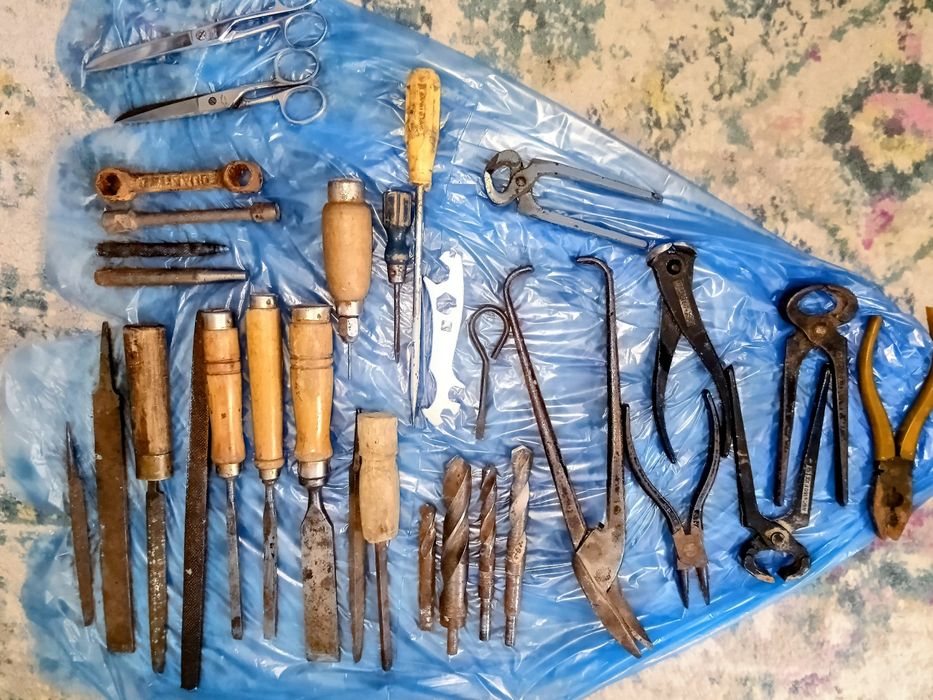 Komplet starych  narzędzi.