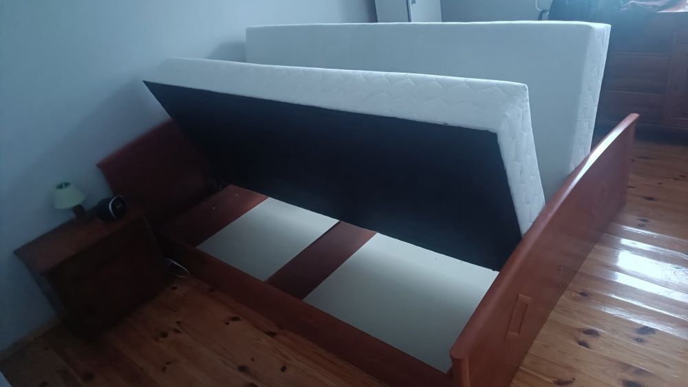 Łóżko drewniane z 2 szafkami nocnymi