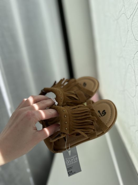 Босоніжки на дівчинку