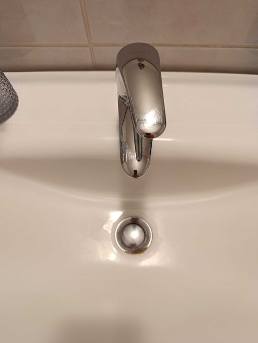 Szafka łazienkowa z umywalką i kranem