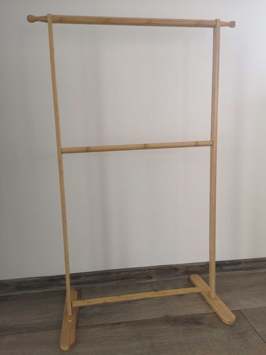 Bambusowy stojak na ubrania dla dzieci z dwoma biegunami
