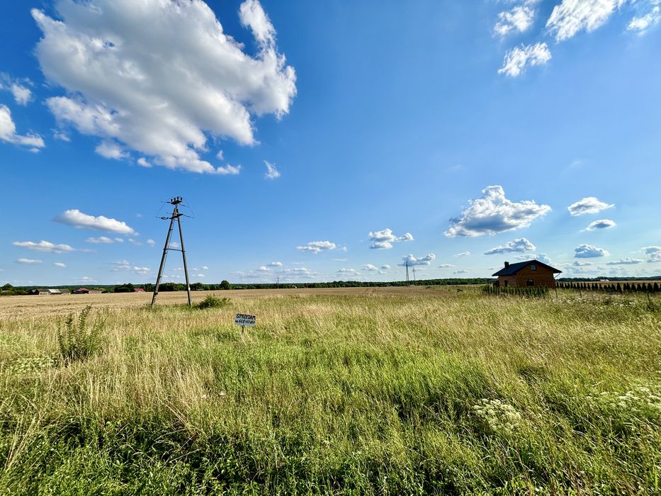 Atrakcyjną działkę budowlaną sprzedam.