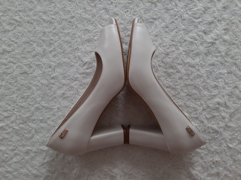Sergio Leone kremowe jak nowe r. 39/24,7 cm