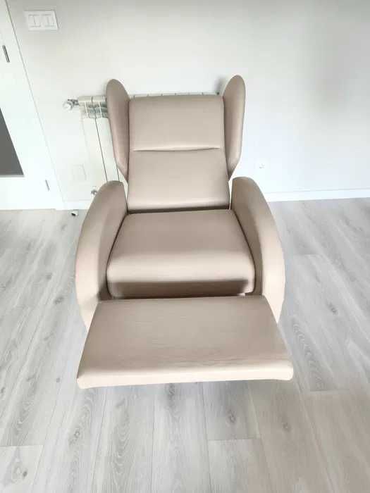 Cadeirão manual com rodas em napa creme