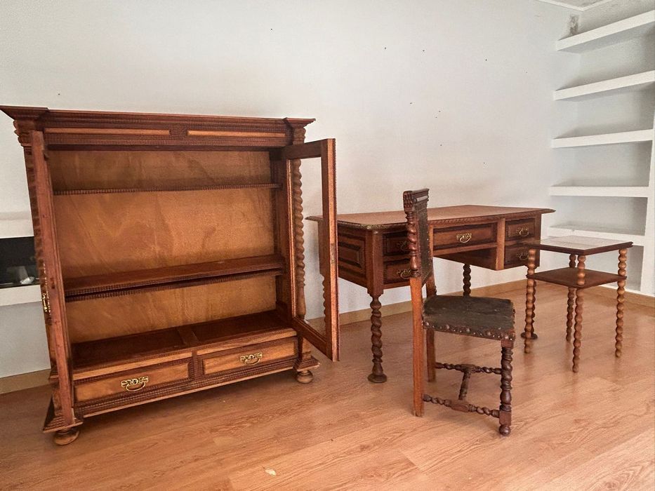 Conjunto de mobiliário vintage estilo neo-renascença em madeira maciça