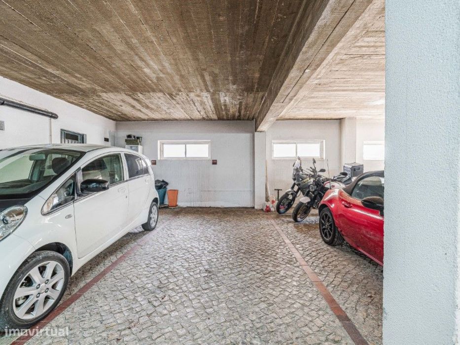 T2 com Logradouro e Parqueamento. Um Refúgio no Coração do Estoril
