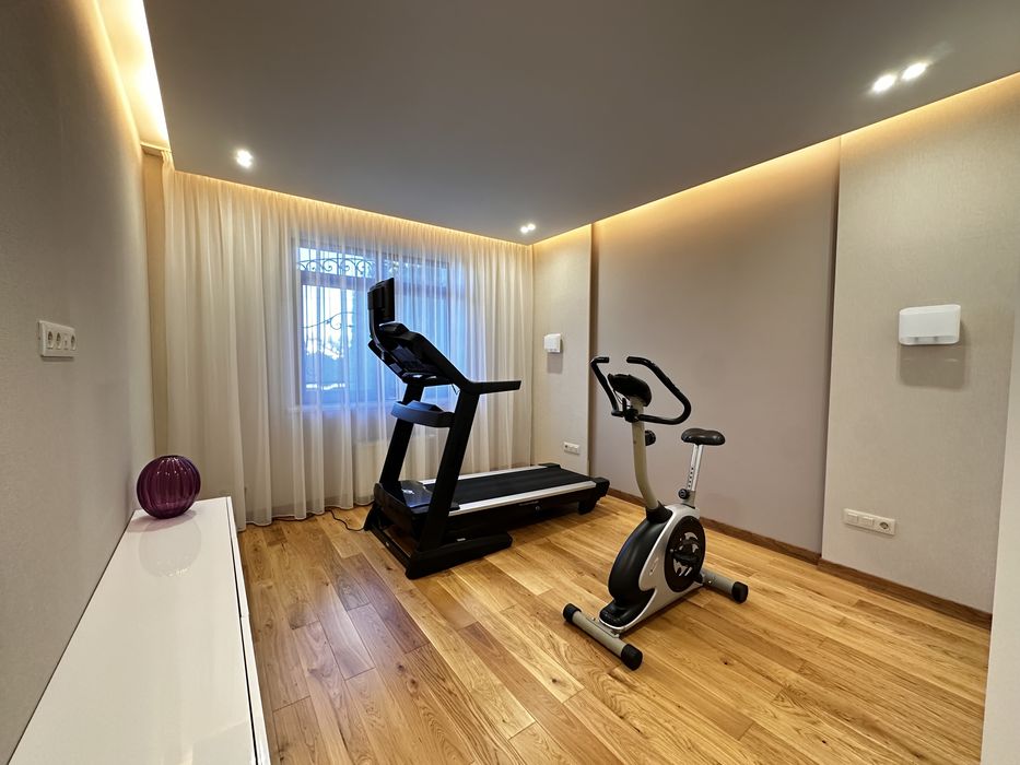 Будинок з басейном та гостьовим будинком в тихому місці Дмитрівка