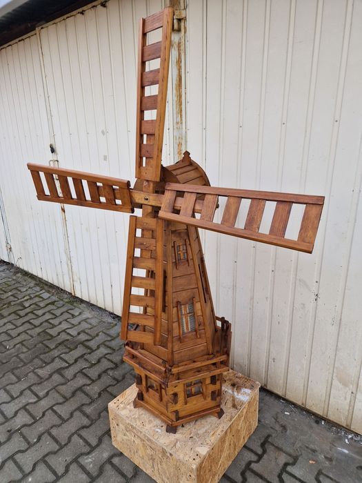 Wiatrak ogrodowy drewniany