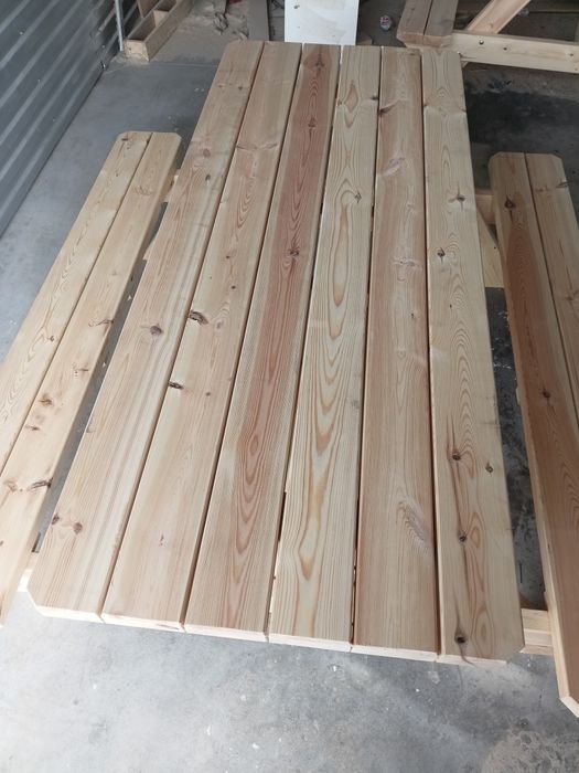 drewniany stół ogrodowy